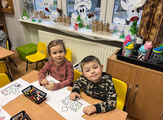 Dzieci kolorują prezent dla jubilatki