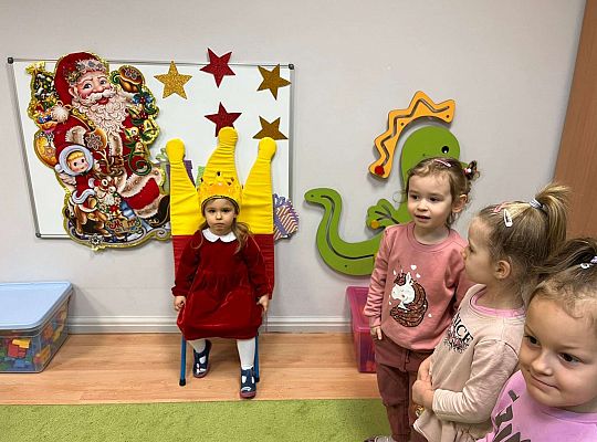 Dzieci śpiewają "Sto lat.."