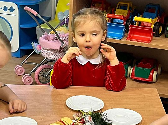 Dzieci wspólnie jedzą urodzinowe owoce