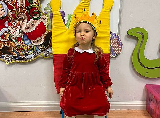 Dziewczynka siedzi na tronie urodzinowym