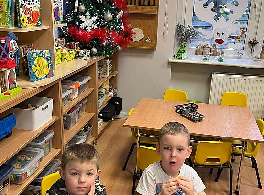 Dzieci wspólnie jedzą urodzinowe owoce