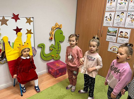 Dzieci śpiewają "Sto lat.."