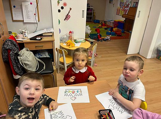 Dzieci kolorują prezent dla jubilatki