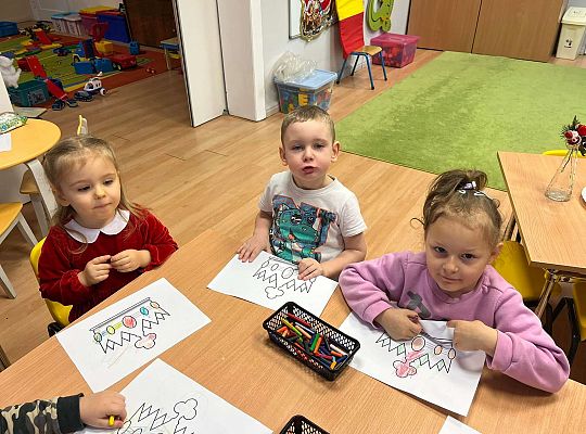 Dzieci kolorują prezent dla jubilatki