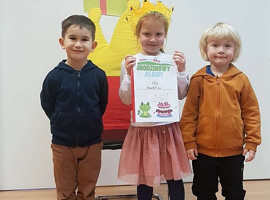 Dziewczynka dostała prezent od dzieci