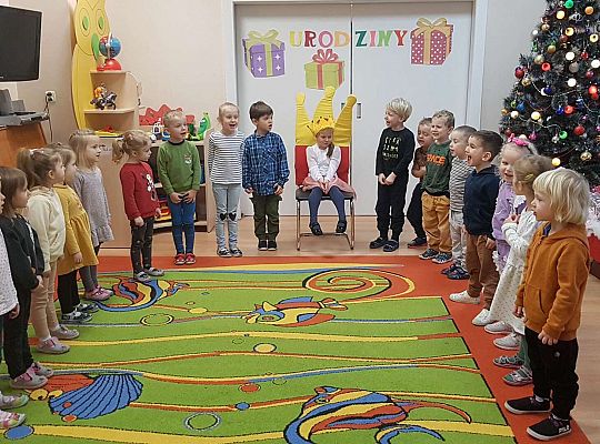 Dzieci śpiewają "Sto lat.."