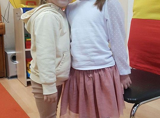 Dzieci składają urodzinowe życzenia