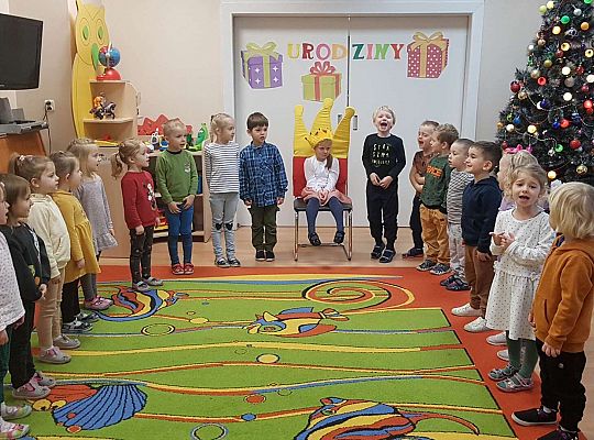 Dzieci śpiewają "Sto lat.."