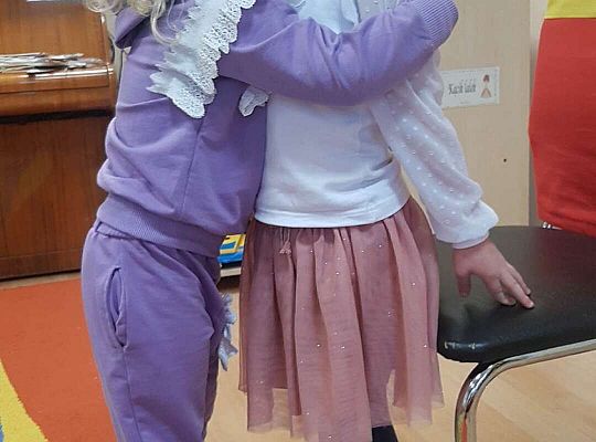 Dzieci składają urodzinowe życzenia