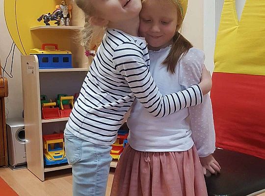 Dzieci składają urodzinowe życzenia