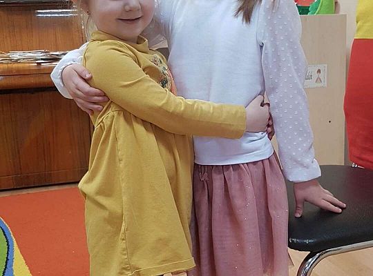 Dzieci składają urodzinowe życzenia