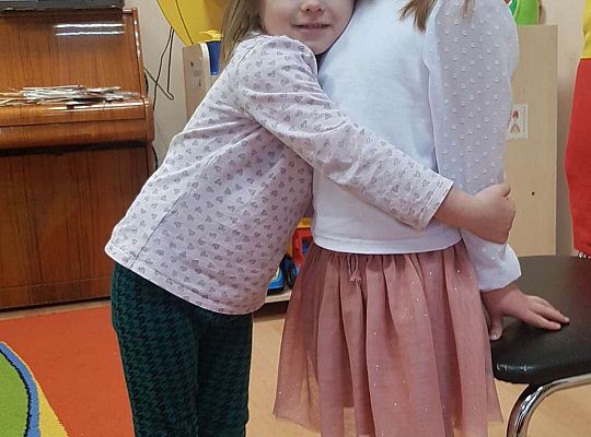 Dzieci składają urodzinowe życzenia