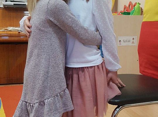 Dzieci składają urodzinowe życzenia