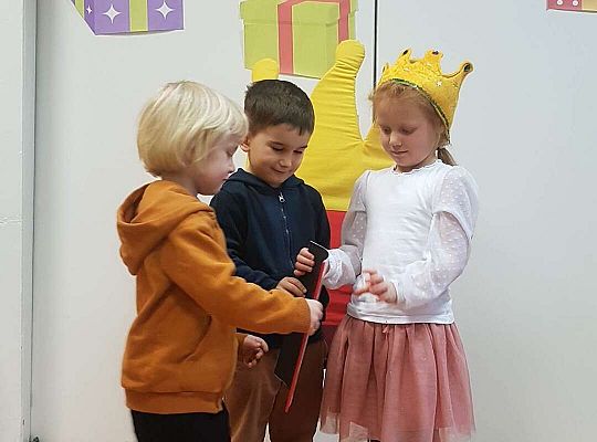 Dzieci składają urodzinowe życzenia