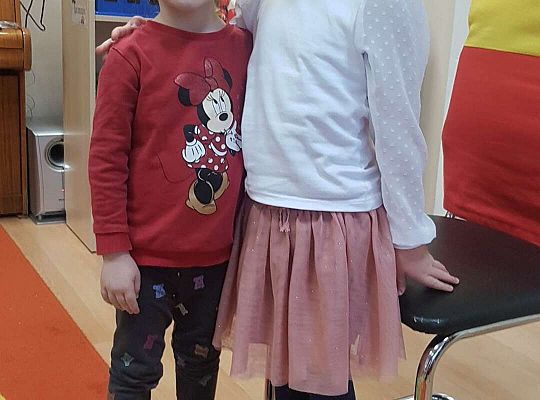 Dzieci składają urodzinowe życzenia