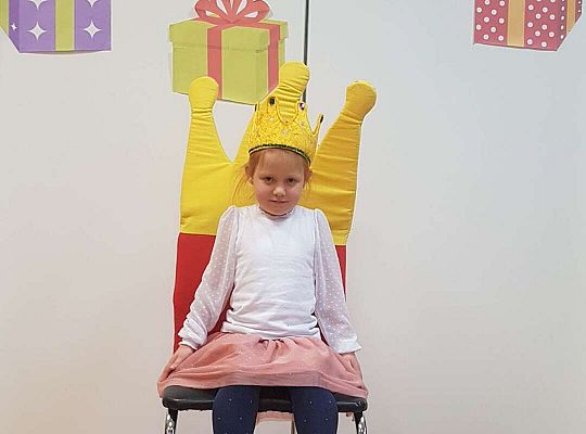 Jubilatka na urodzinowym tronie