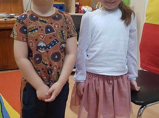 Dzieci składają urodzinowe życzenia