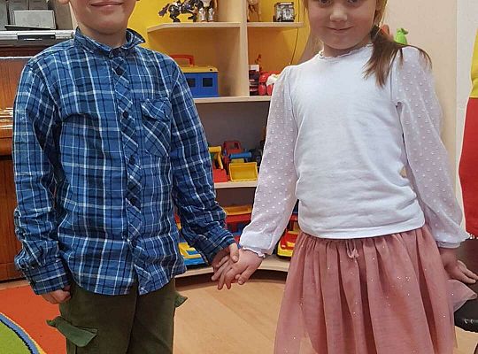 Dzieci składają urodzinowe życzenia