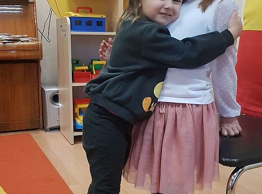 Dzieci składają urodzinowe życzenia