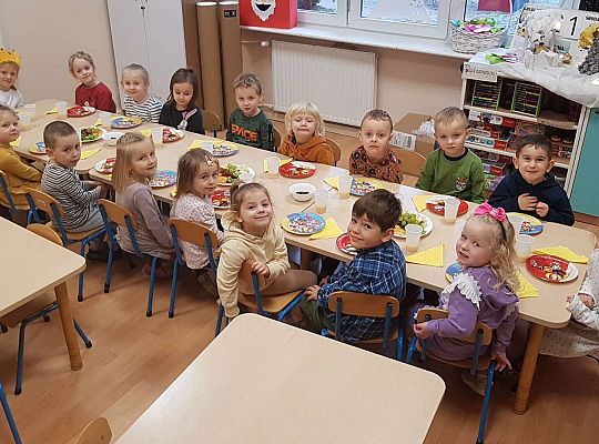 Wspólne jedzenie urodzinowych owoców