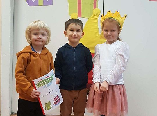 Dzieci składają urodzinowe życzenia