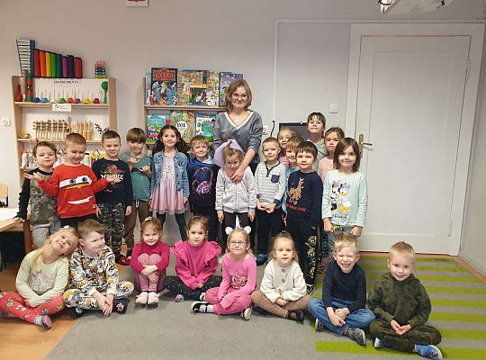 Mama Nadii wraz z dziećmi z grupy.