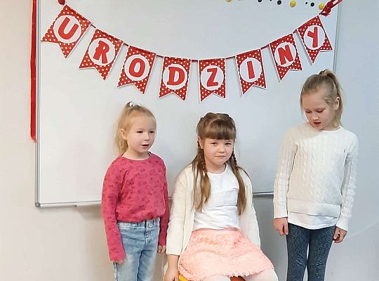 Koleżanki składają życzenia jubilatce