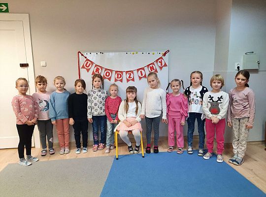 Jubilatka z grupą dziewczynek