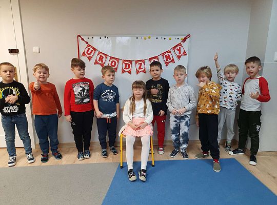 Jubilatka z grupą chłopców