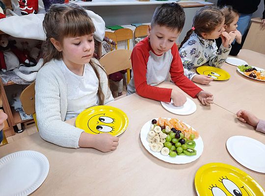 Wspólne  jedzenie owocowego poczęstunku