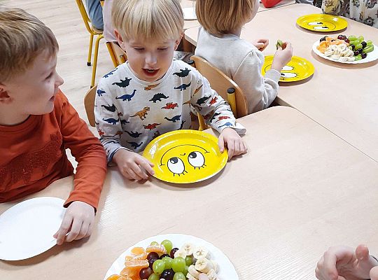 Wspólne  jedzenie owocowego poczęstunku