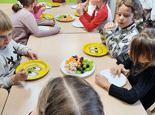 Wspólne  jedzenie owocowego poczęstunku