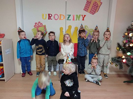 Dzieci wspólnie gwiżdżą na trąbkach urodzinowych