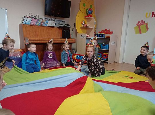 Jubilatka chowa się pod chustą animacyjną