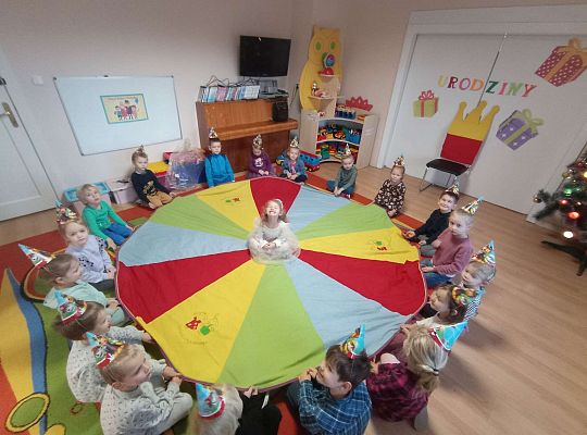 Zdjęcie grupowe na chuście animacyjnej razem z jubilatką