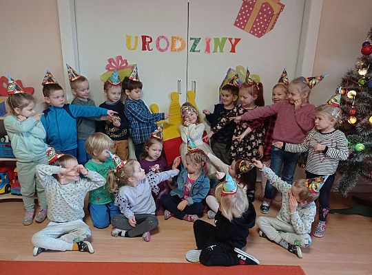 Dzieci pokazują palcem kto ma urodziny