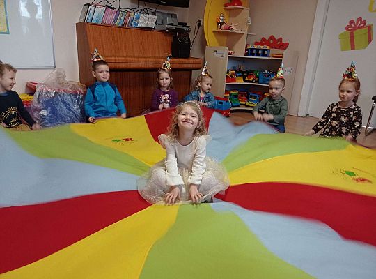 Jubilatka podczas zabawy urodzinowej