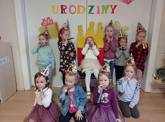 Dzieci wspólnie gwiżdżą na trąbkach urodzinowych