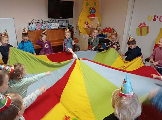 Zabawa urodzinowa z chustą animacyjną