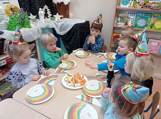 Dzieci jedzą urodzinowe owoce