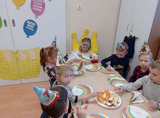 Dzieci jedzą urodzinowe owoce