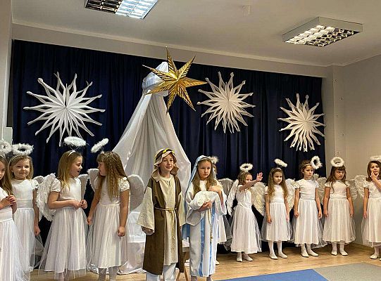 Dzieci przebrane za Maryję i Józefa w gronie dziewczynek przebranych za aniołki