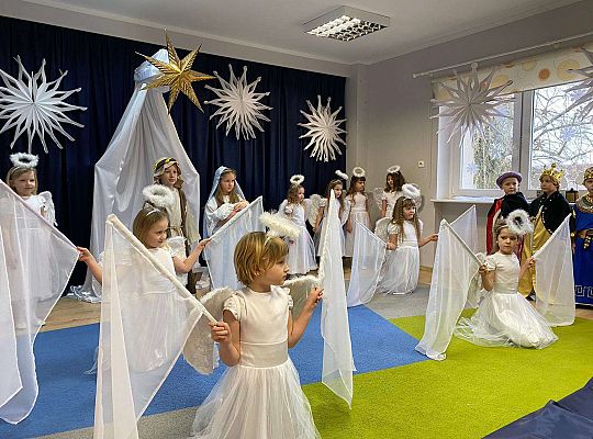 Aniołki tańczą z białymi flagami