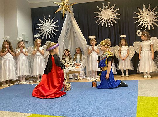 Trzej Królowie oddają pokłon dzieciątku Jezus