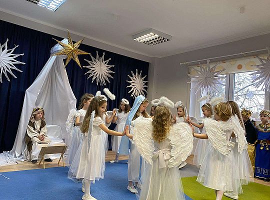 Taniec aniołków wokół Maryi która trzyma dzieciątko