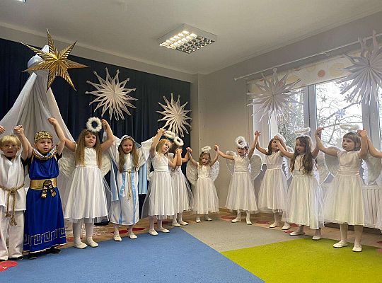 Dziewczynki przebrane za aniołków śpiewają piosenkę