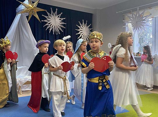 Dzieci tańczą z serduszkami