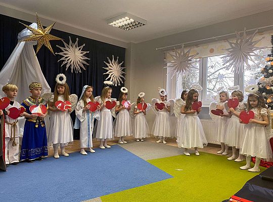 Dziewczynki śpiewają trzymając serduszka