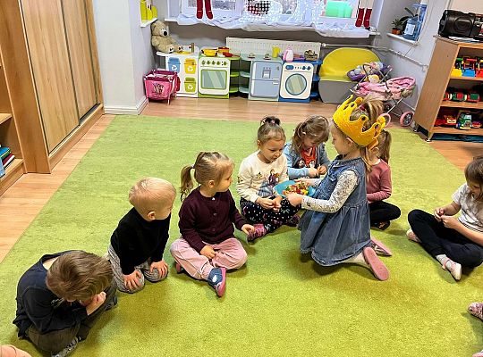 Jubilatka częstuje dzieci cukierkami