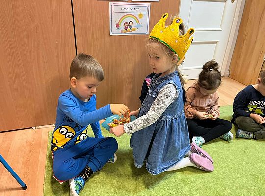 Jubilatka częstuje dzieci cukierkami